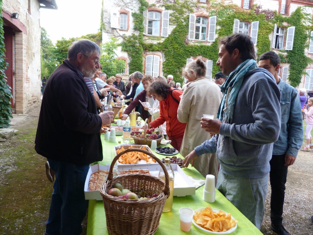 Dégustation de produit locaux (fruits et jus de fruits de saison de producteurs de Puycornet) après le concert (17/09/16)