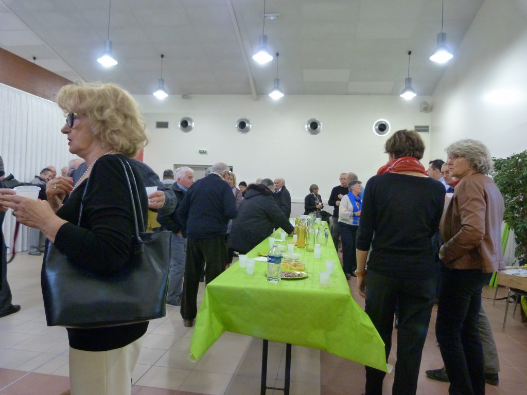 Apéritif offert par la municipalité à toute la population avant le repas des Aînés