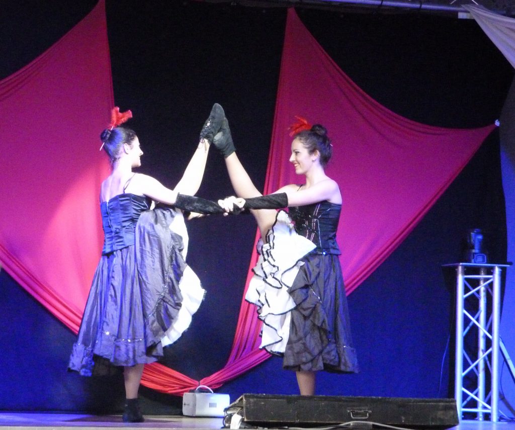 Les 2 Enchanteurs: leurs danseuses (version French Cancan)