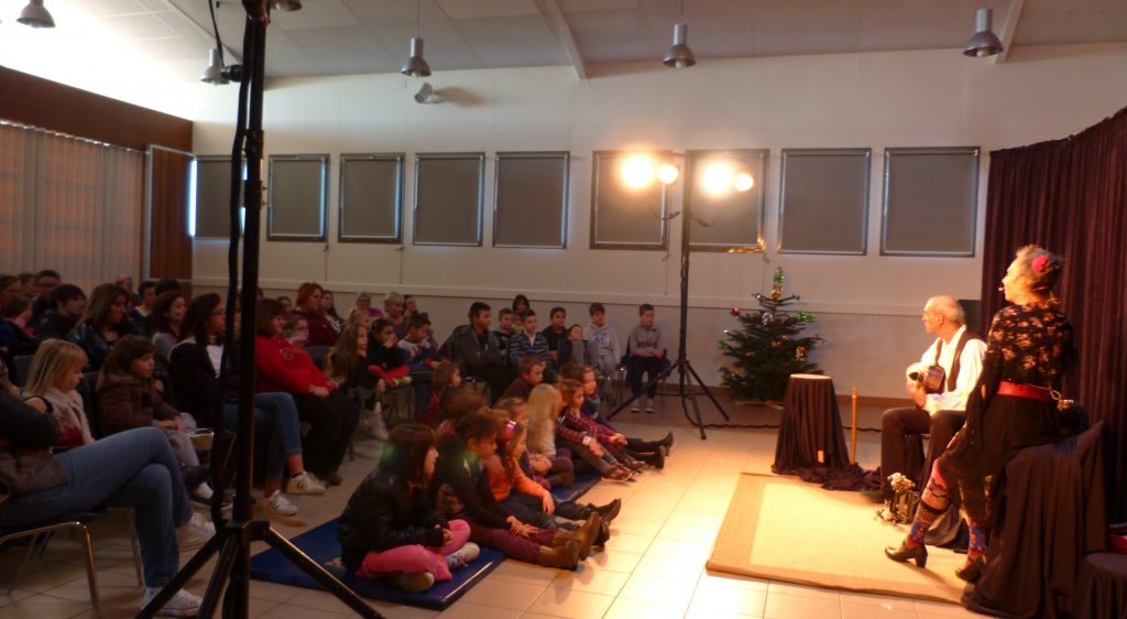 Spectacle de Noël pour les enfants de la commune: "Contes au vent d'hiver" par la compagnie "A Cloche-Pied" (14/12/2016)