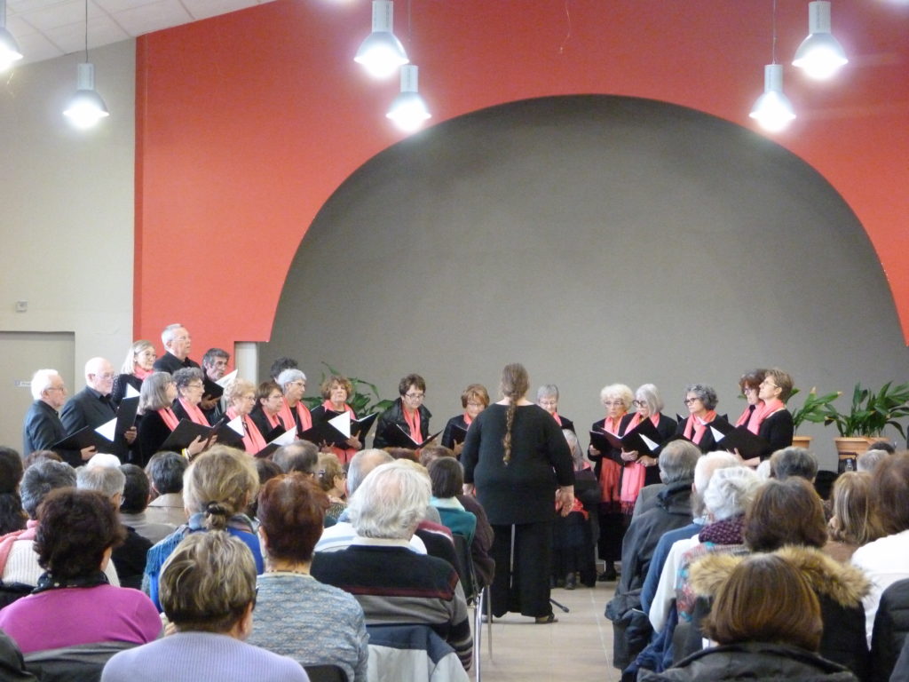 La chorale de Montcuq débute par des chants traditionnels d'Amérique Latine ("Soy boyero" ( Argentine ), "La Cueca" ( Bolivie ), "Brasilo Brasila" ( Brésil ) ) et poursuit par un petit tour dans la chanson française (" Comme une amourette" (L. Escudero), "Les petits papiers" (S. Gainsbourg), "Il est trop tard" (G. Moustaki),"La mer" (C. Trenet) et "Les couleurs du temps" (G.Béart)