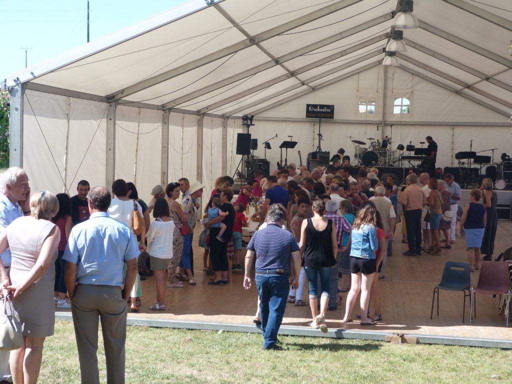 12 H: l'apéritif offert par le Comité des Fêtes 