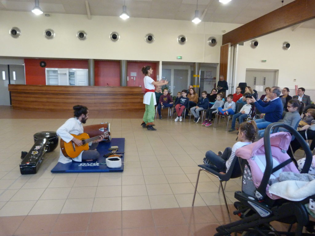 Spectacle de Noël pour les enfants de la commune avec l'association "Dansez la Terre", un duo conteuse/musicien. (18/12/2019)