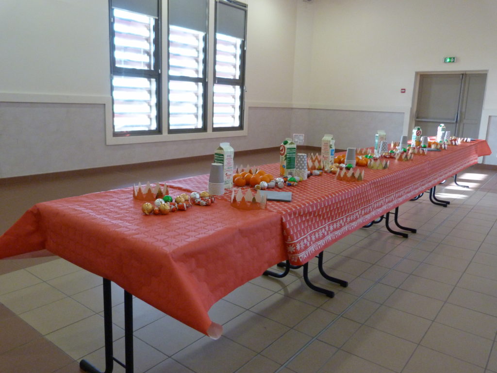 Après le spectacle, un goûter attend les enfants: chocolats, coques des rois et jus de fruits.