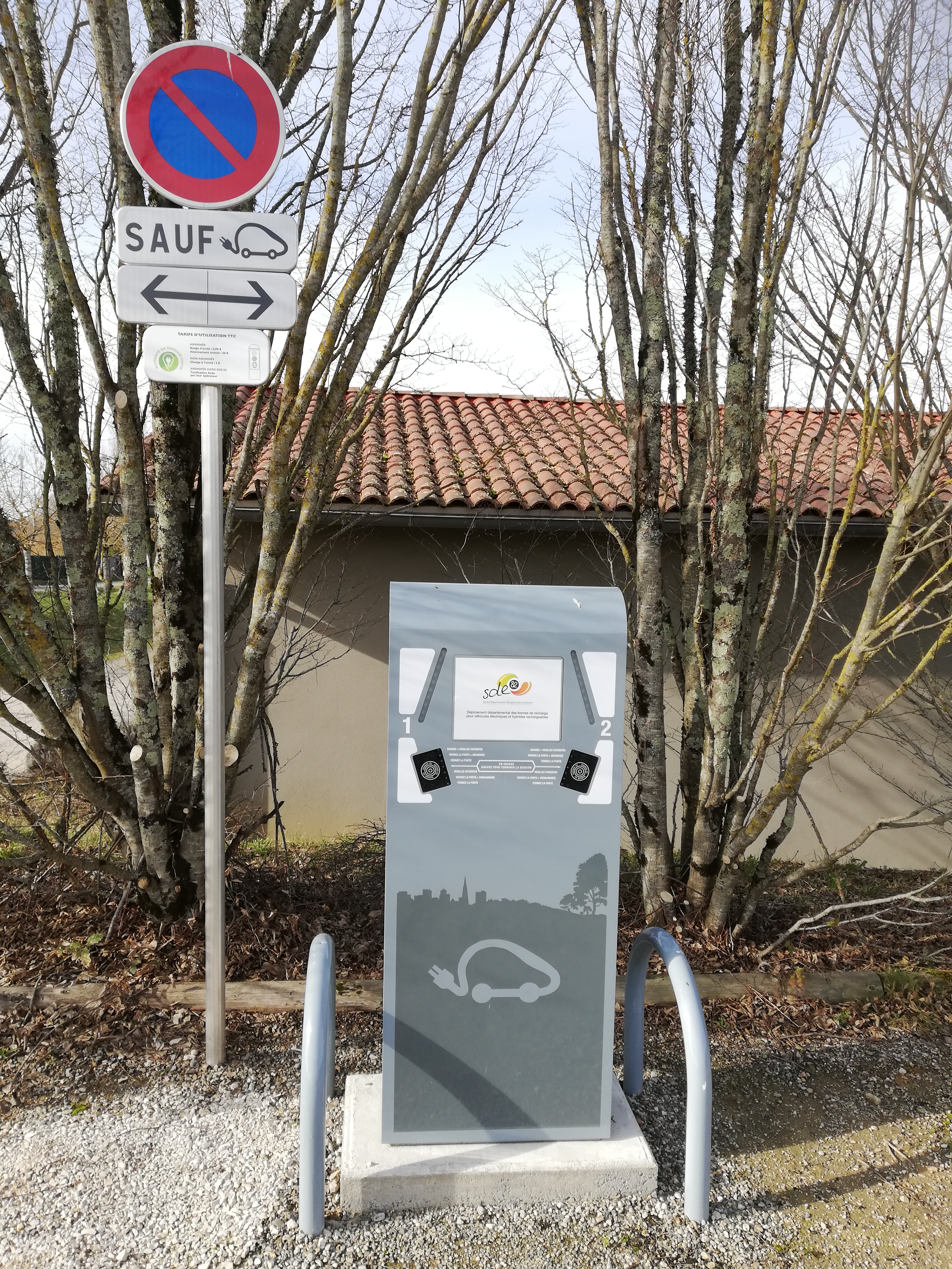 Borne de recharge pour véhicules électriques