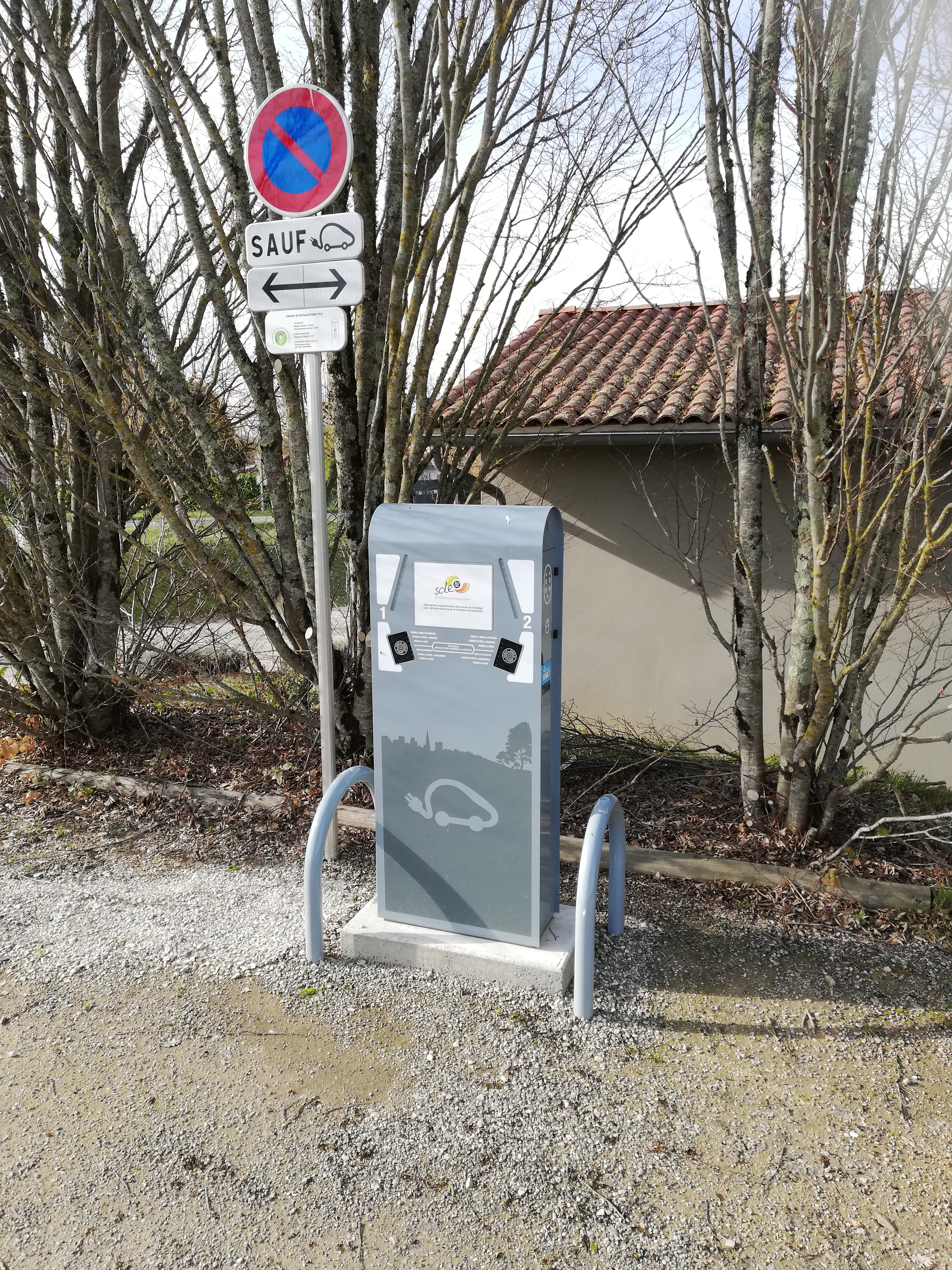 Borne de recharge pour véhicules électriques